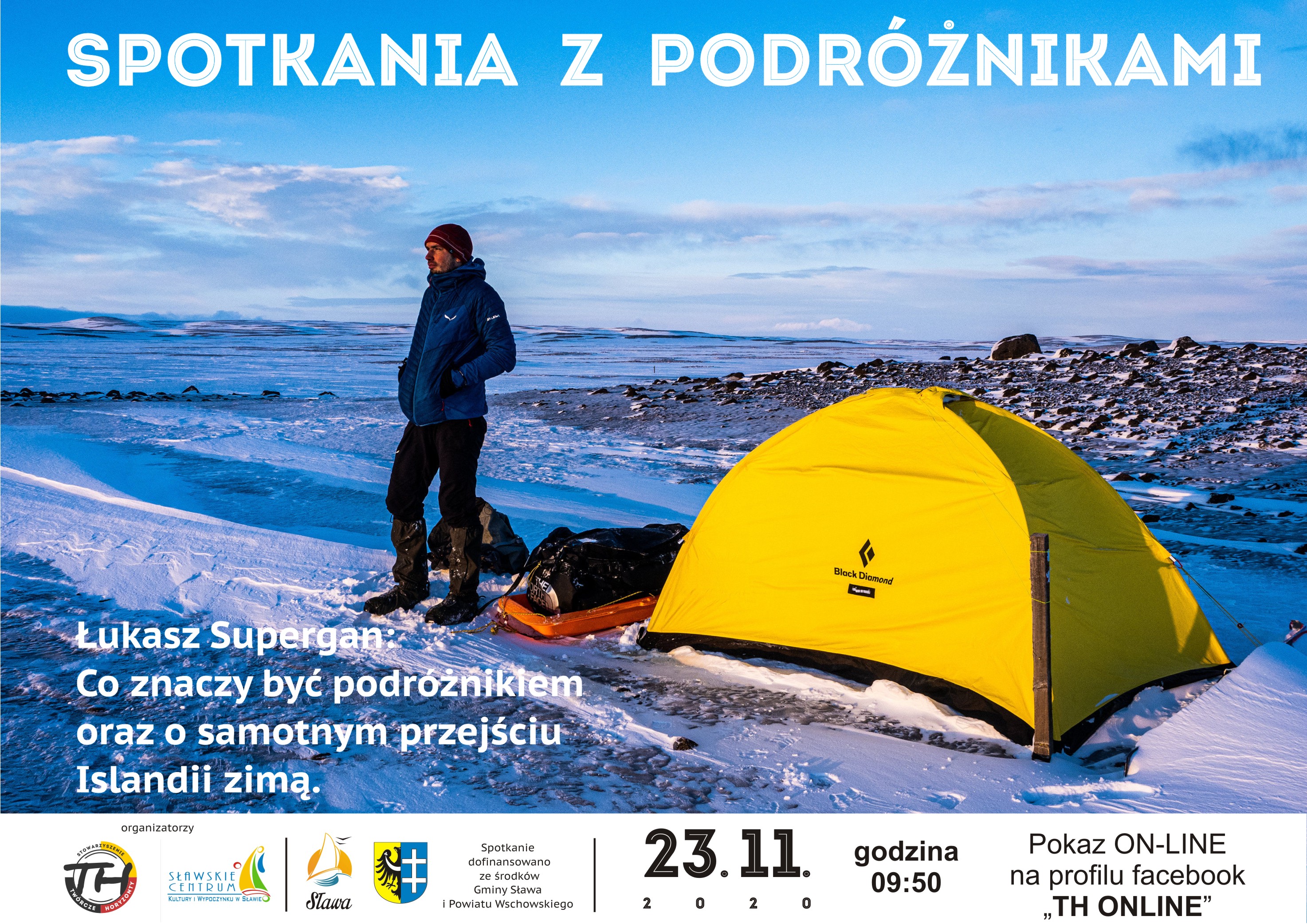 Plakat zapraszający na spotkanie. Żółty namiot na kamienistej plaży w zimowej scenerii obok stoi mężczyzna.